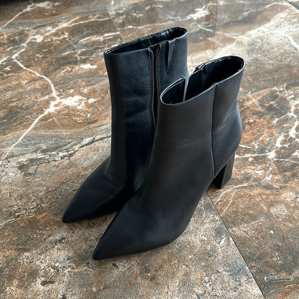 MARC FISHER ABOVE THE ANKLE 90’s BOOTIES